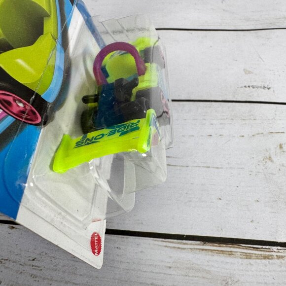 Hot Wheels Lot of 4 – Fantasy & Concept Cars (Carded, Package Wear) - Picture 10 of 16